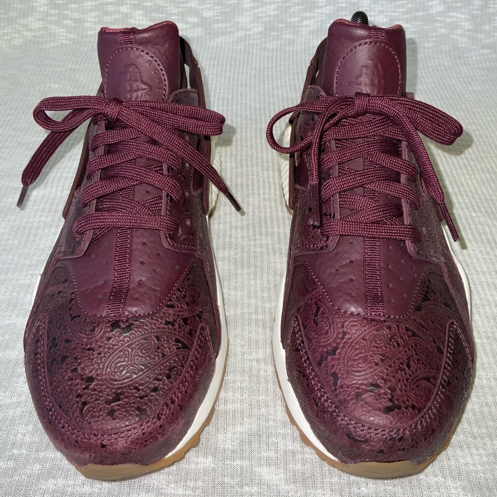 Nike Air Huarache Run Maroon women Size 11/9.5 M